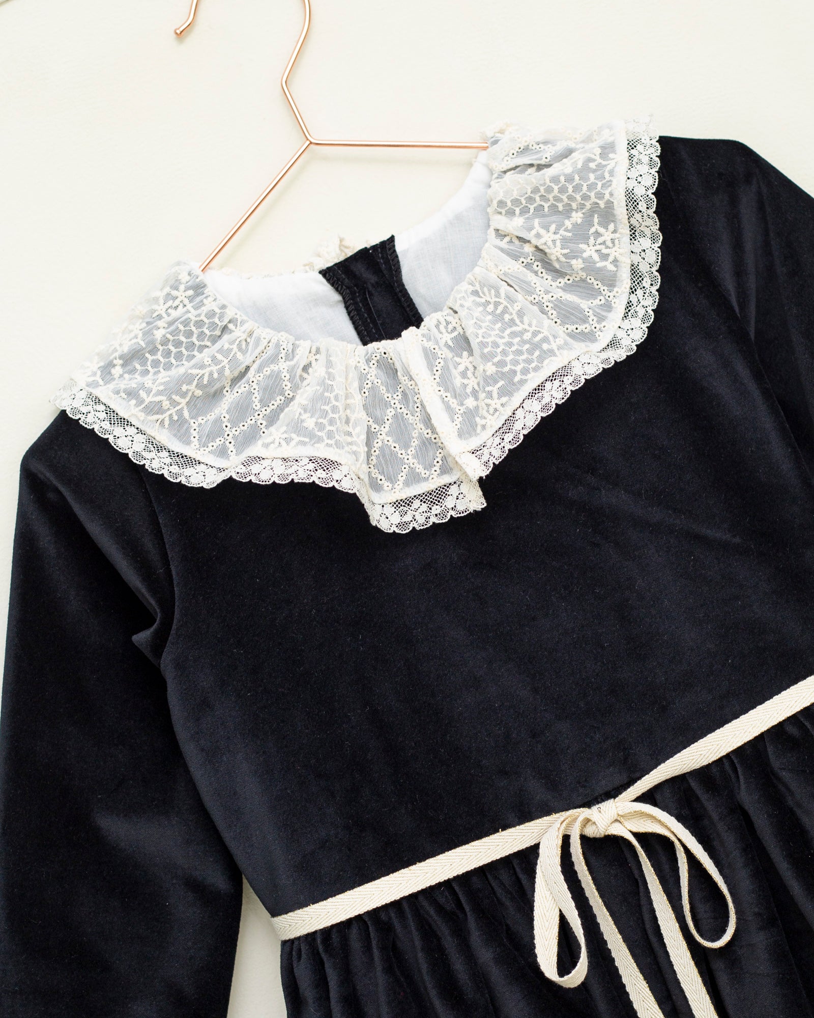 Vestido largo negro terciopelo cuello encaje Cosmosophie