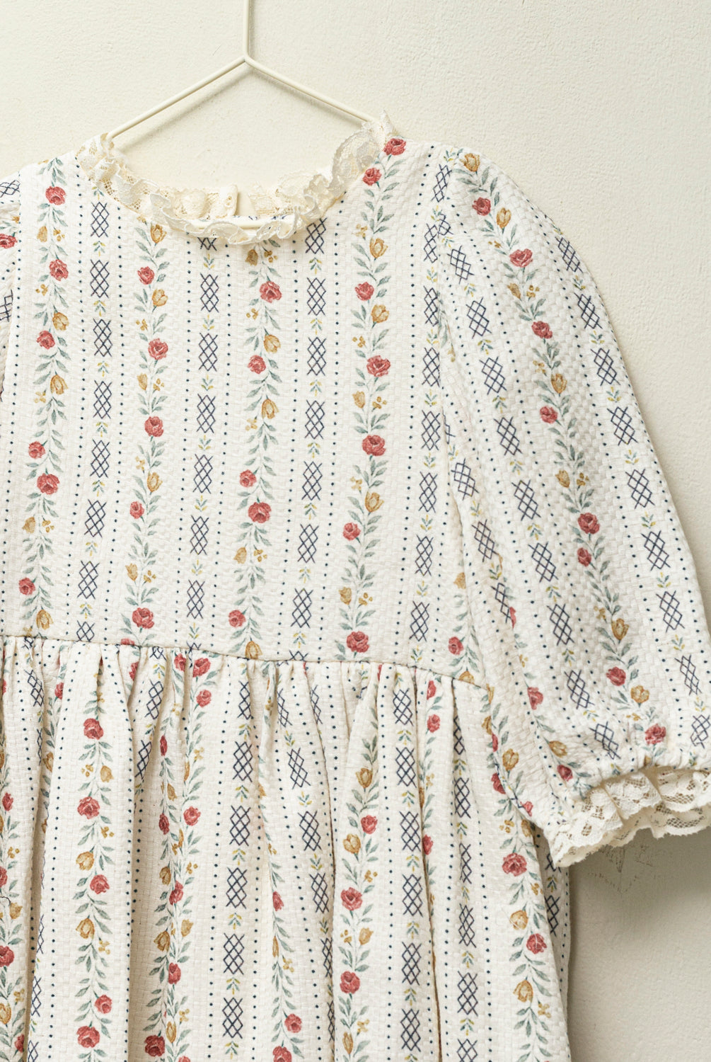 vestido de arras de flores con encaje. Cosmosophie.com