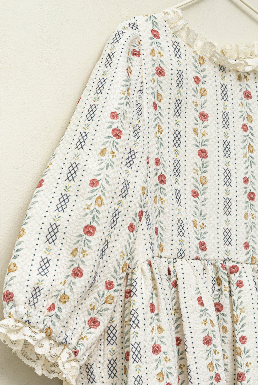 vestido de arras de flores con encaje. Cosmosophie.com