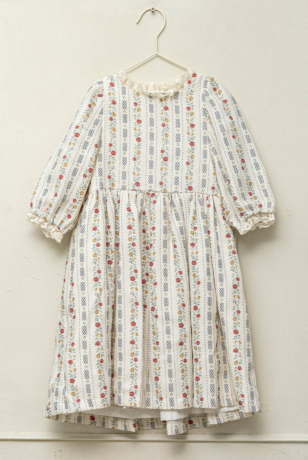 vestido de arras de flores con encaje. Cosmosophie.com