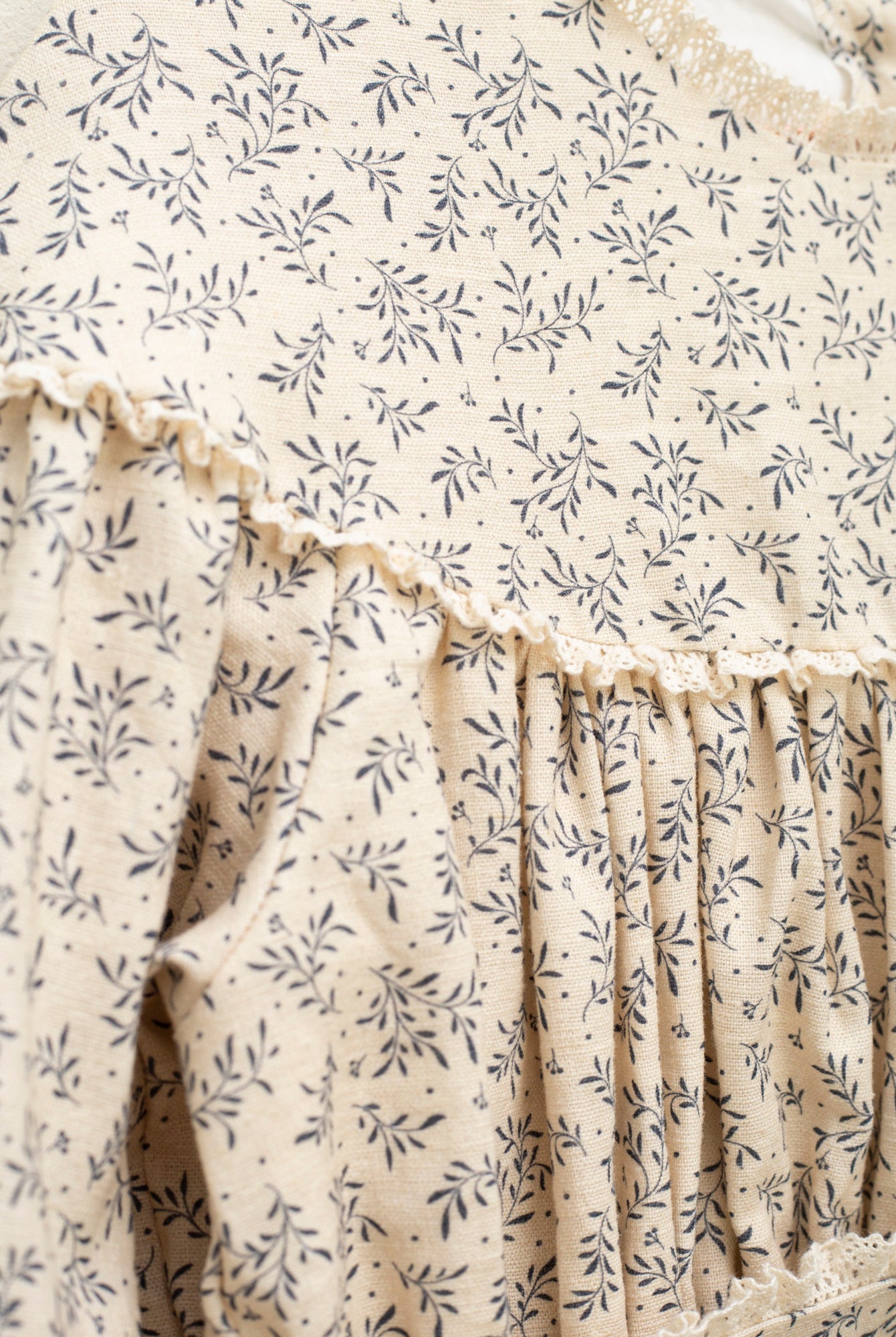 Vestido lino beige con flores azul marino Cosmosophie