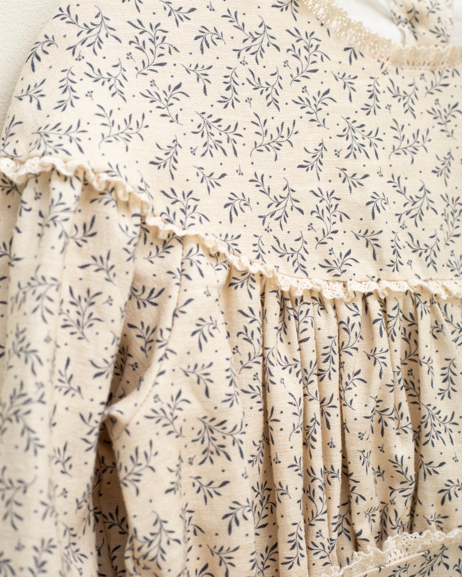 Vestido lino beige con flores azul marino Cosmosophie