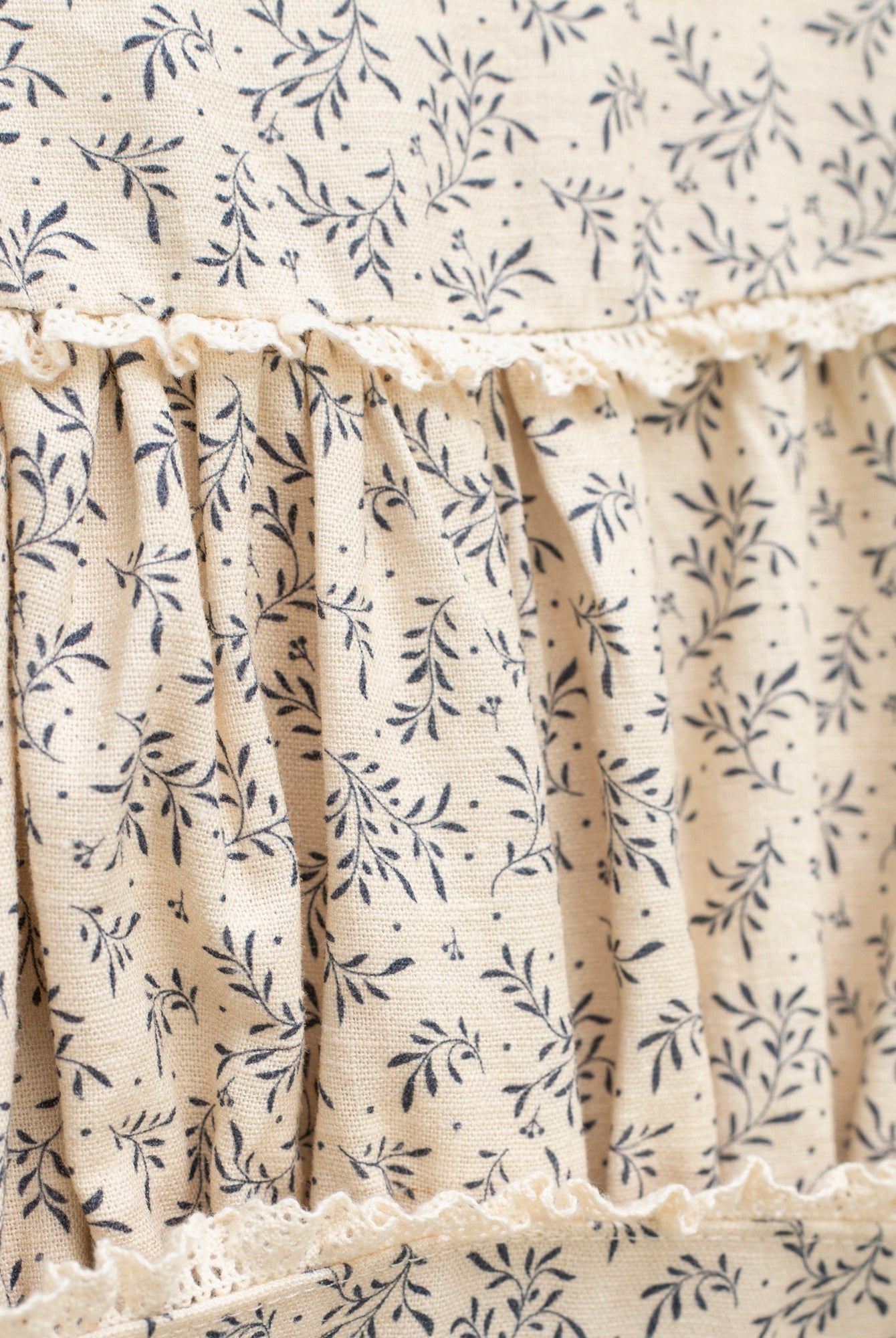 Vestido lino beige con flores azul marino Cosmosophie