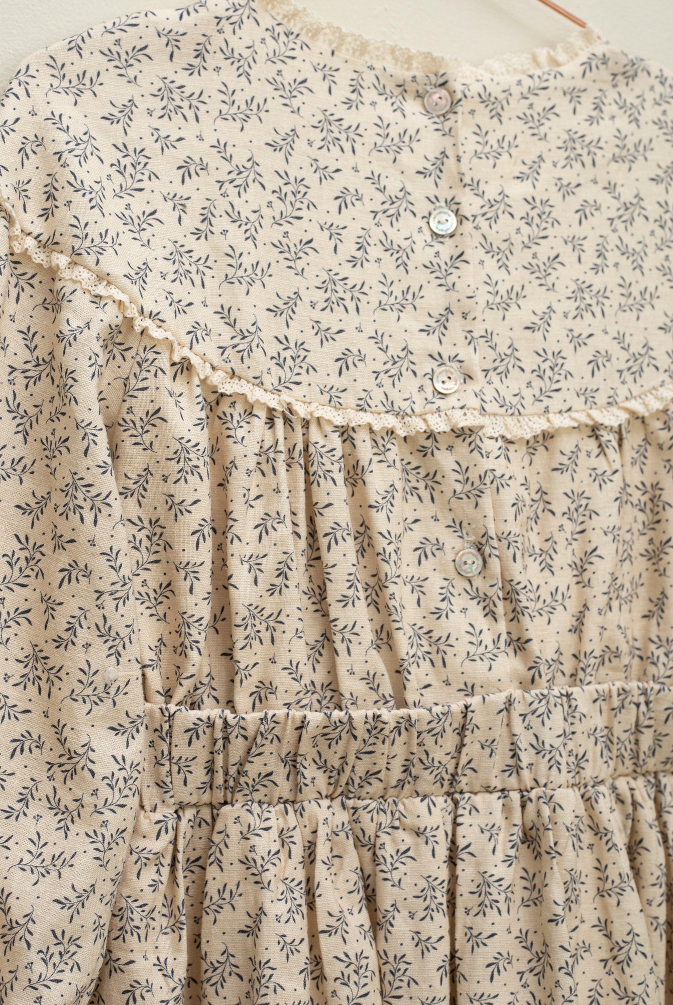 Vestido lino beige con flores azul marino Cosmosophie