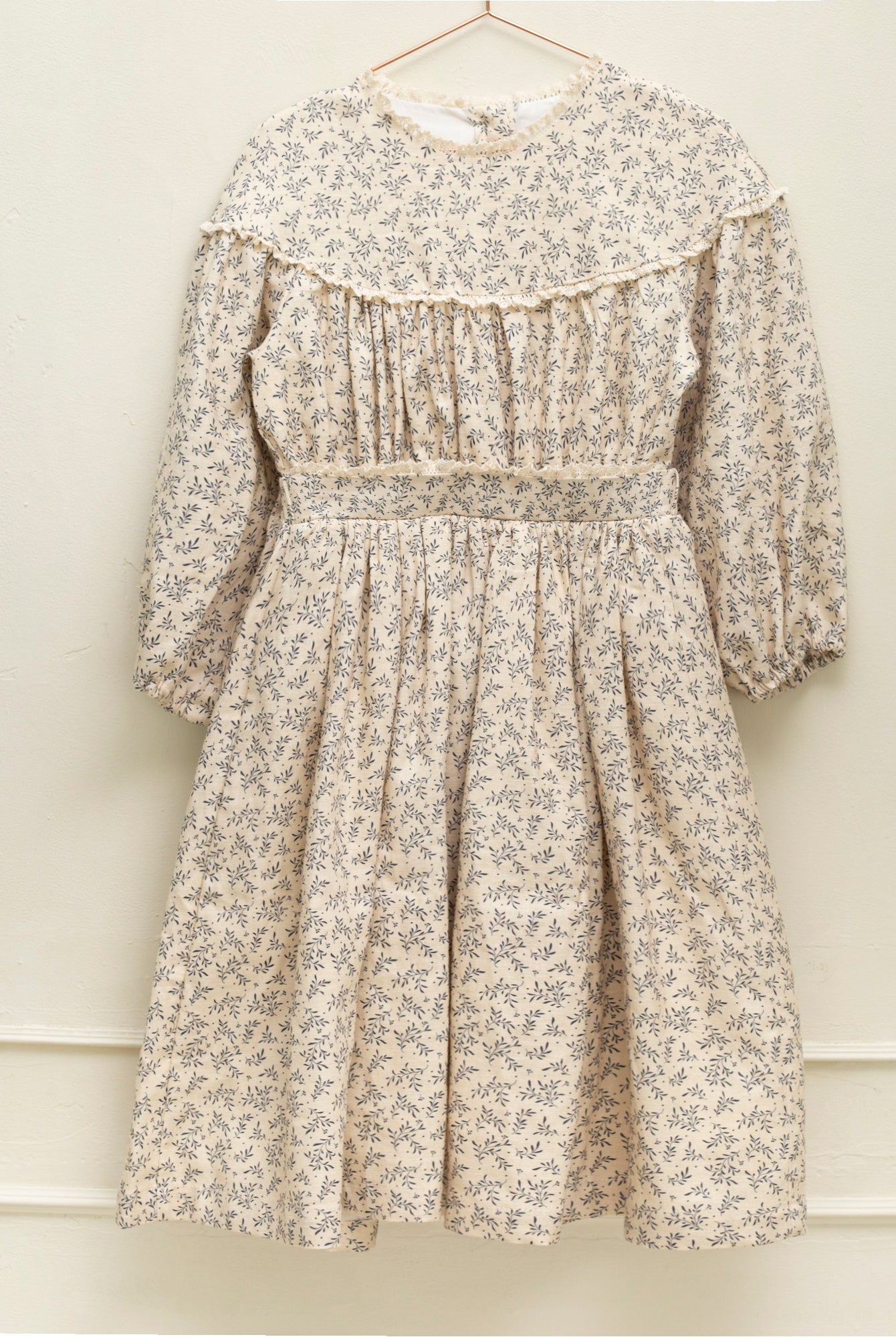 Vestido lino beige con flores azul marino Cosmosophie