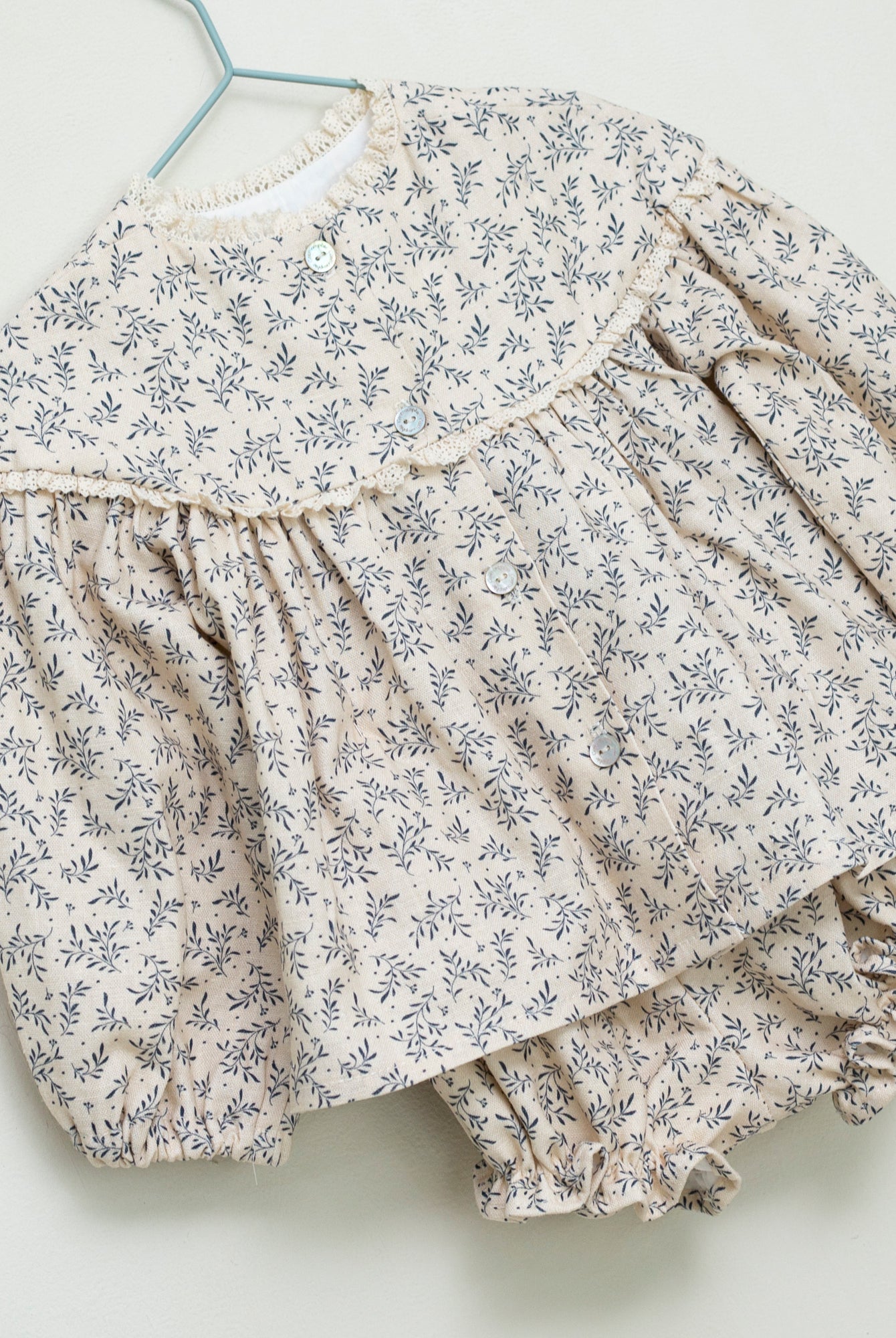 Conjunto bebe lino de flores de cosmosophie