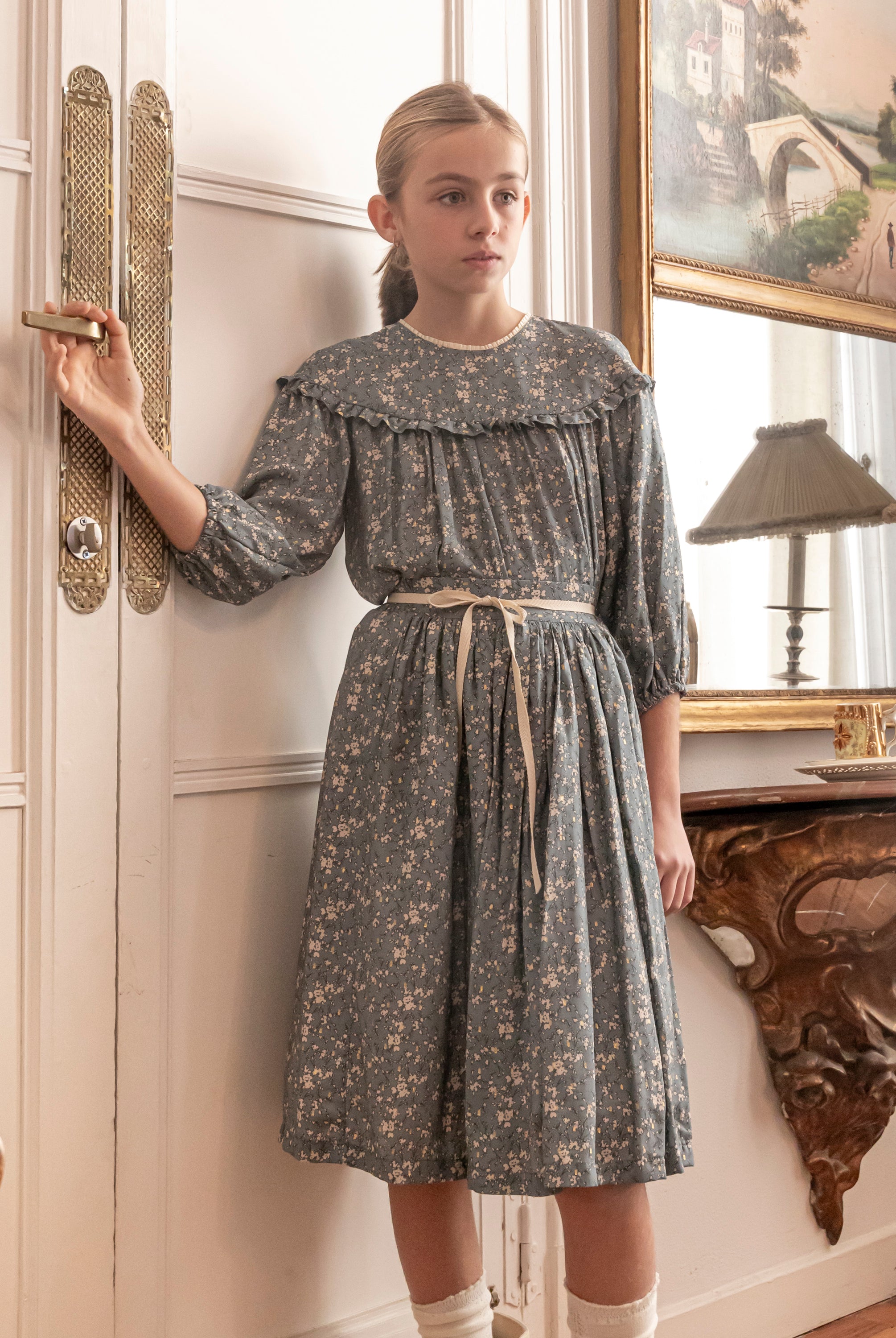 Blusa adolescente azul grisaceo con flores en beige y oro Cosmosophie