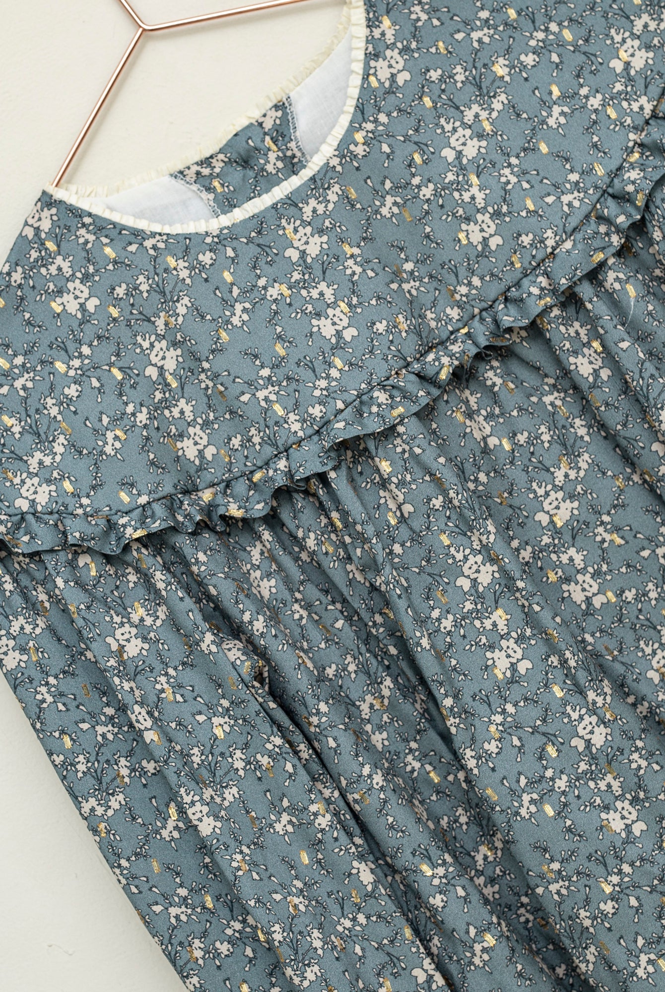 Blusa adolescente azul grisaceo con flores en beige y oro Cosmosophie