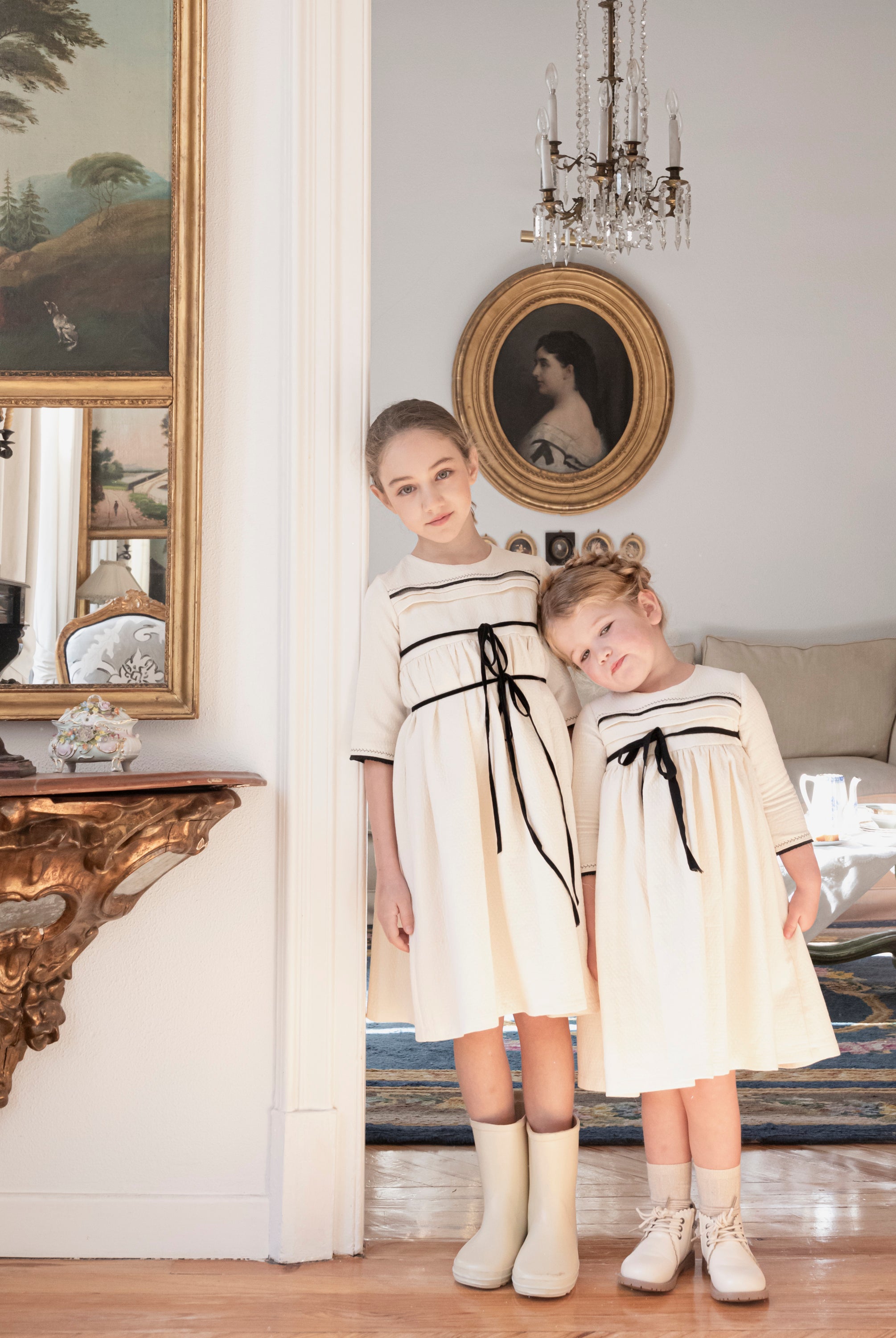 Vestido crcudo con detalles y lazo en negro Palais Cosmosophie.