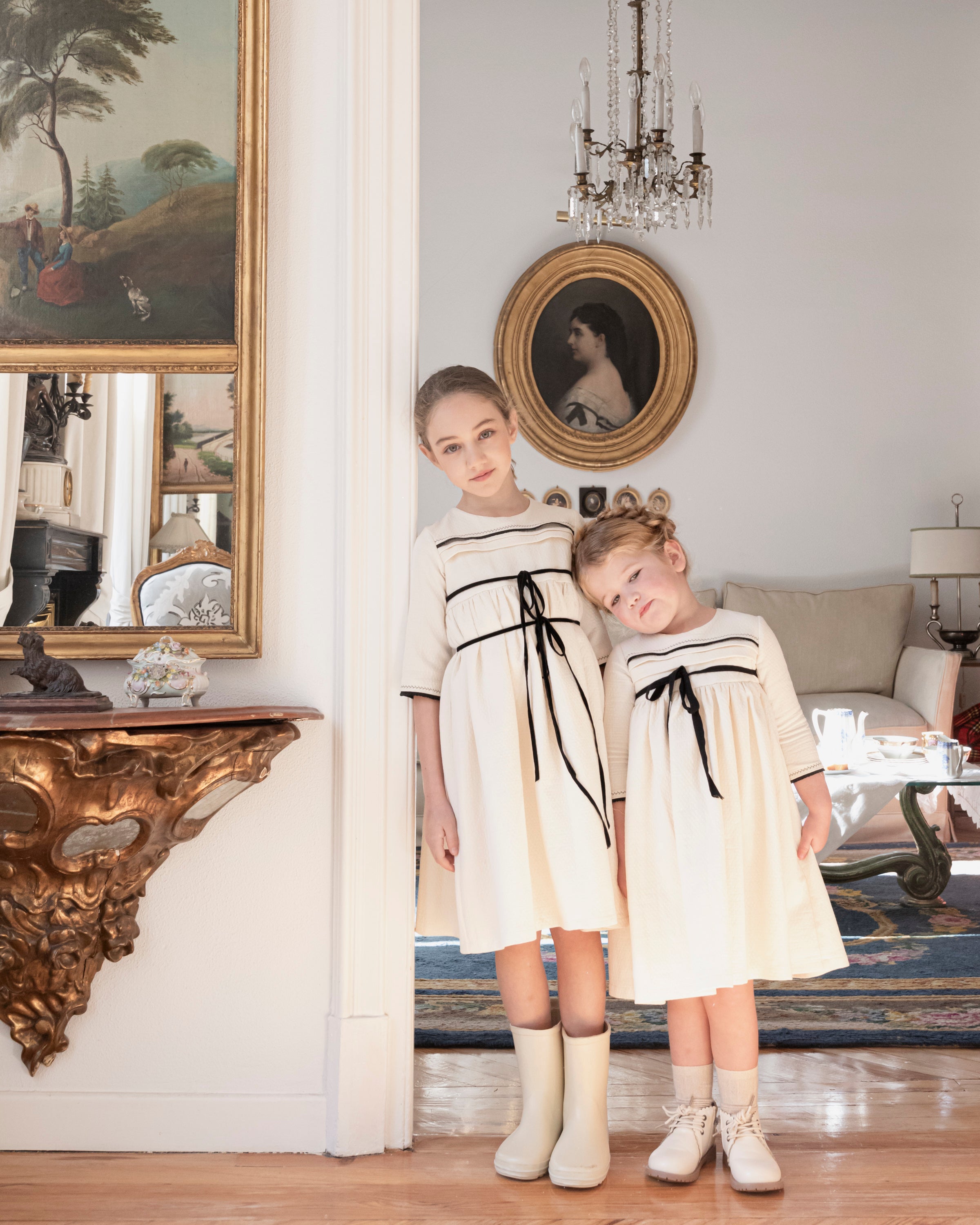 Vestido crcudo con detalles y lazo en negro Palais Cosmosophie.