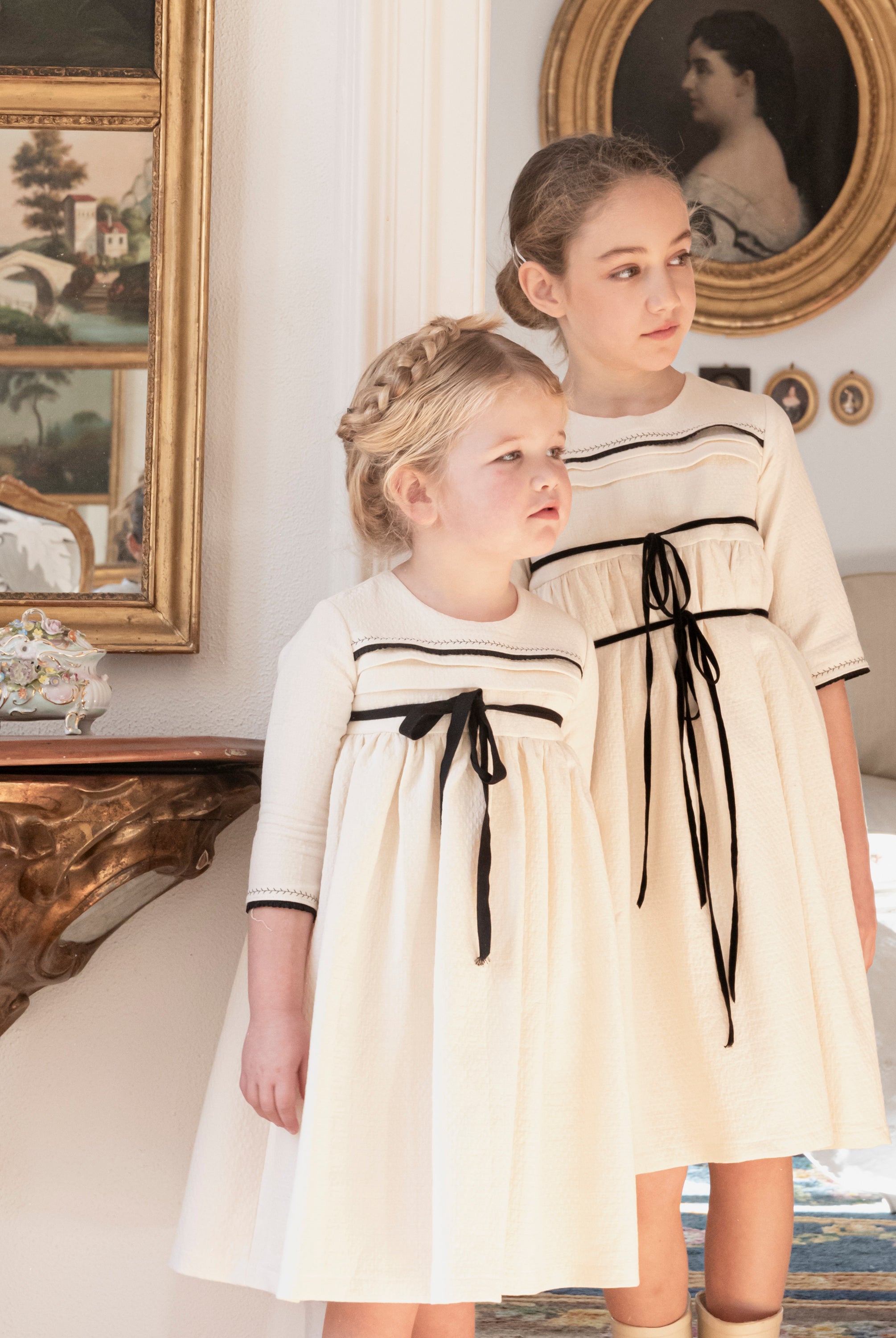 Vestido crcudo con detalles y lazo en negro Palais Cosmosophie.