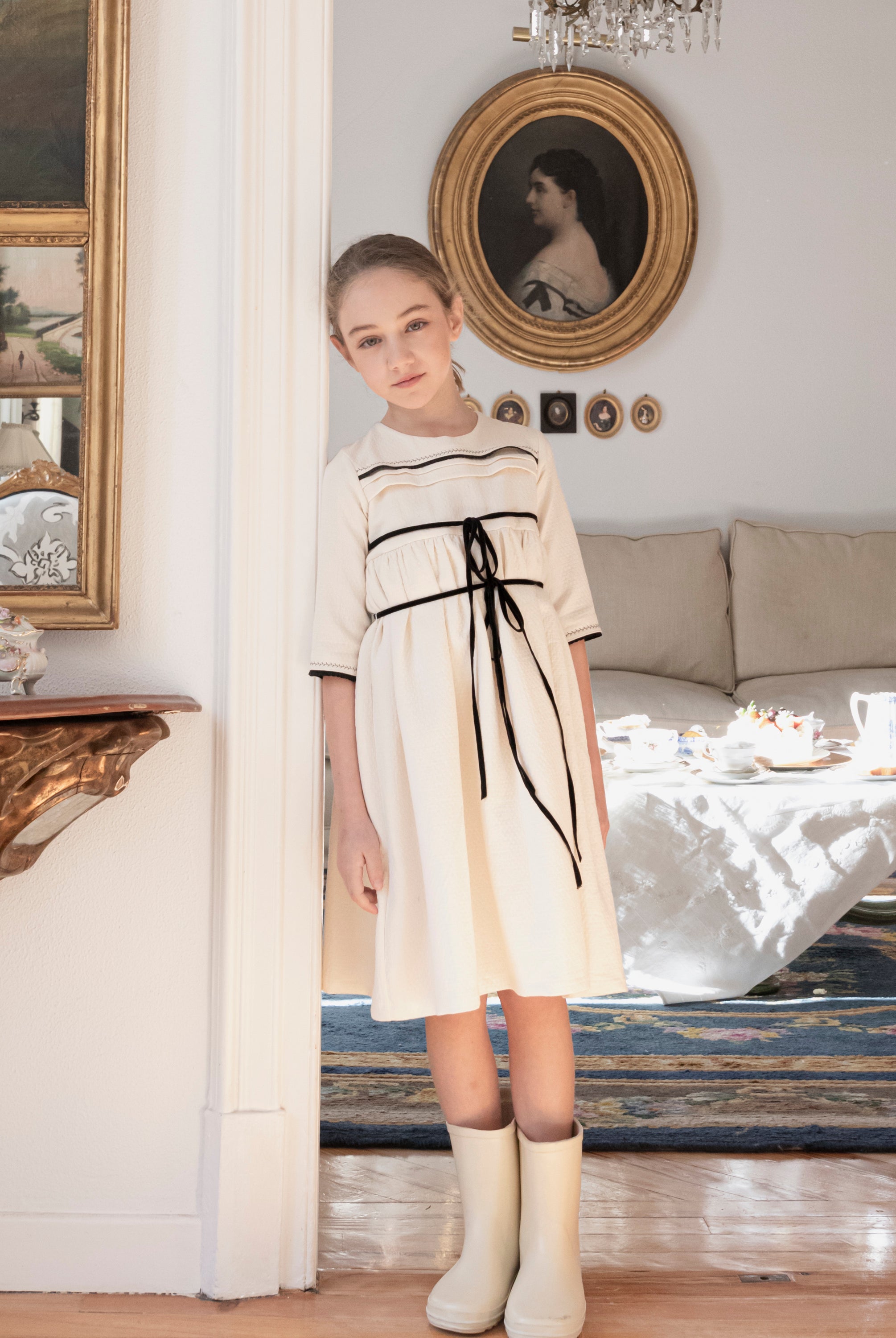 Vestido crcudo con detalles y lazo en negro Palais Cosmosophie.