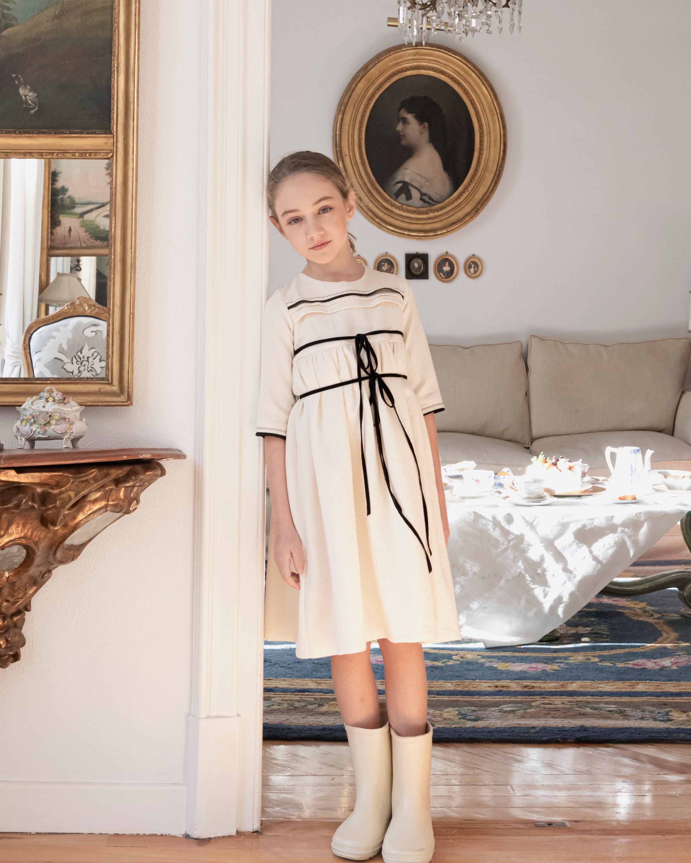 Vestido crcudo con detalles y lazo en negro Palais Cosmosophie.