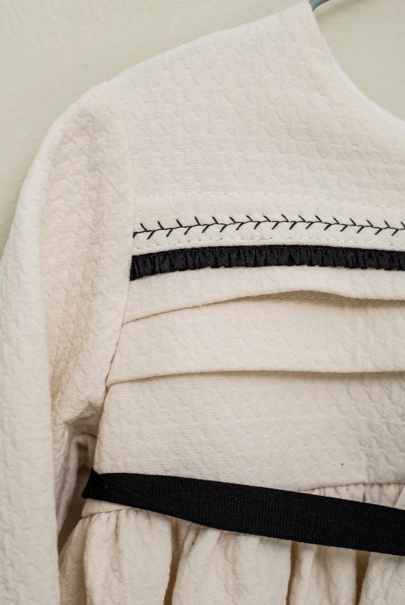 Vestido crcudo con detalles y lazo en negro Palais Cosmosophie.