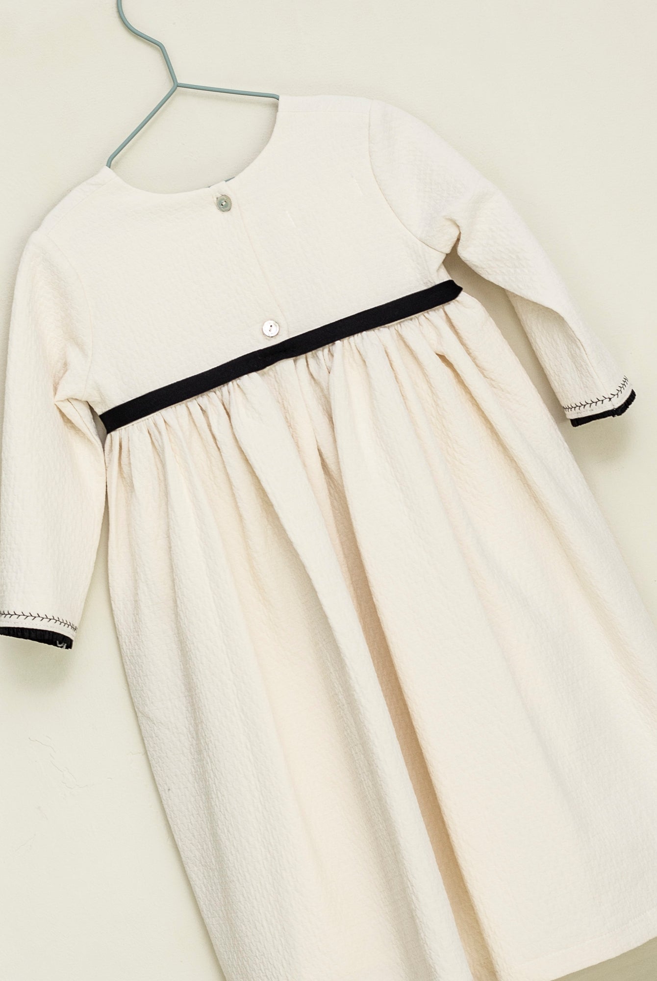 Vestido crcudo con detalles y lazo en negro Palais Cosmosophie.