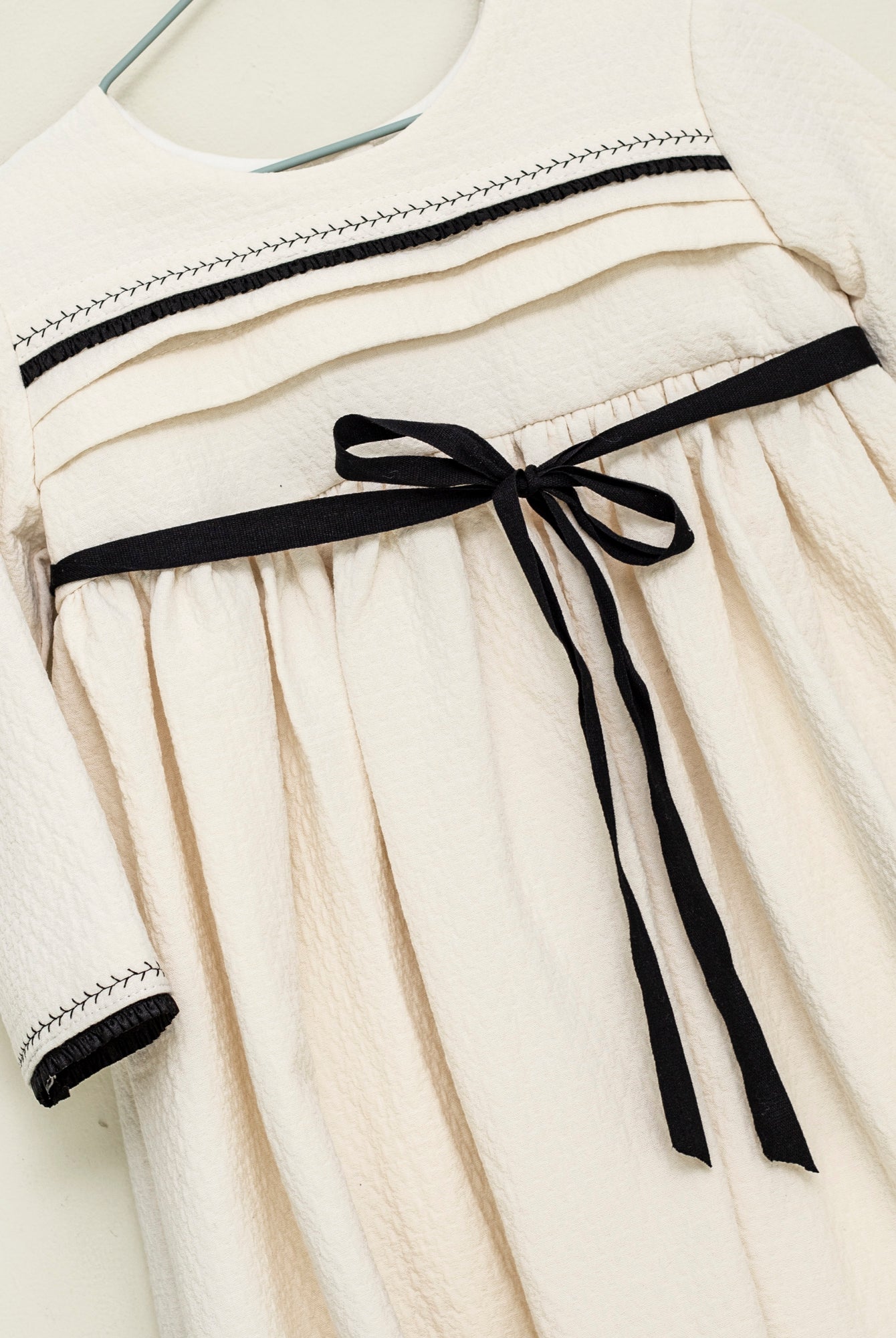 Vestido crcudo con detalles y lazo en negro Palais Cosmosophie.