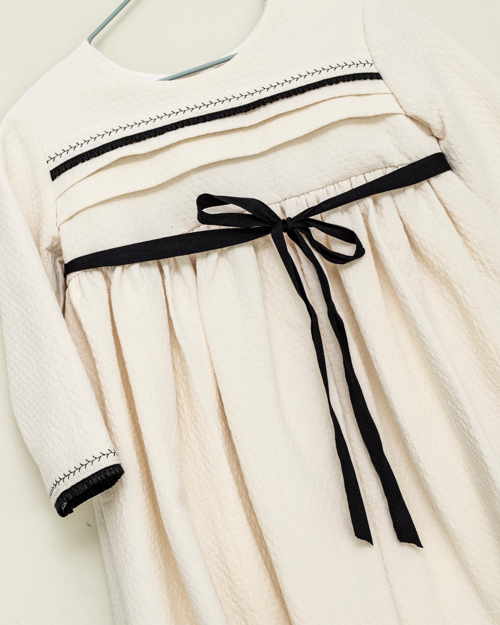 Vestido crcudo con detalles y lazo en negro Palais Cosmosophie.