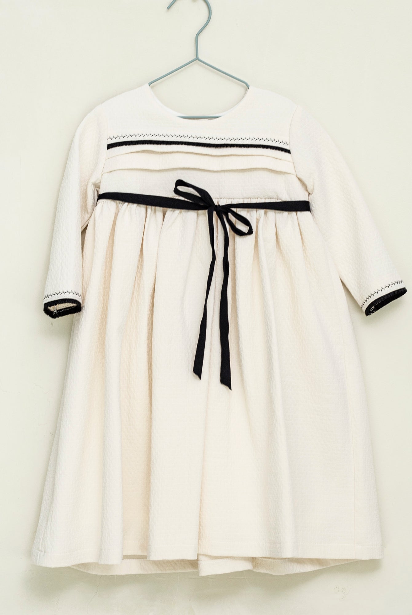 Vestido crcudo con detalles y lazo en negro Palais Cosmosophie.