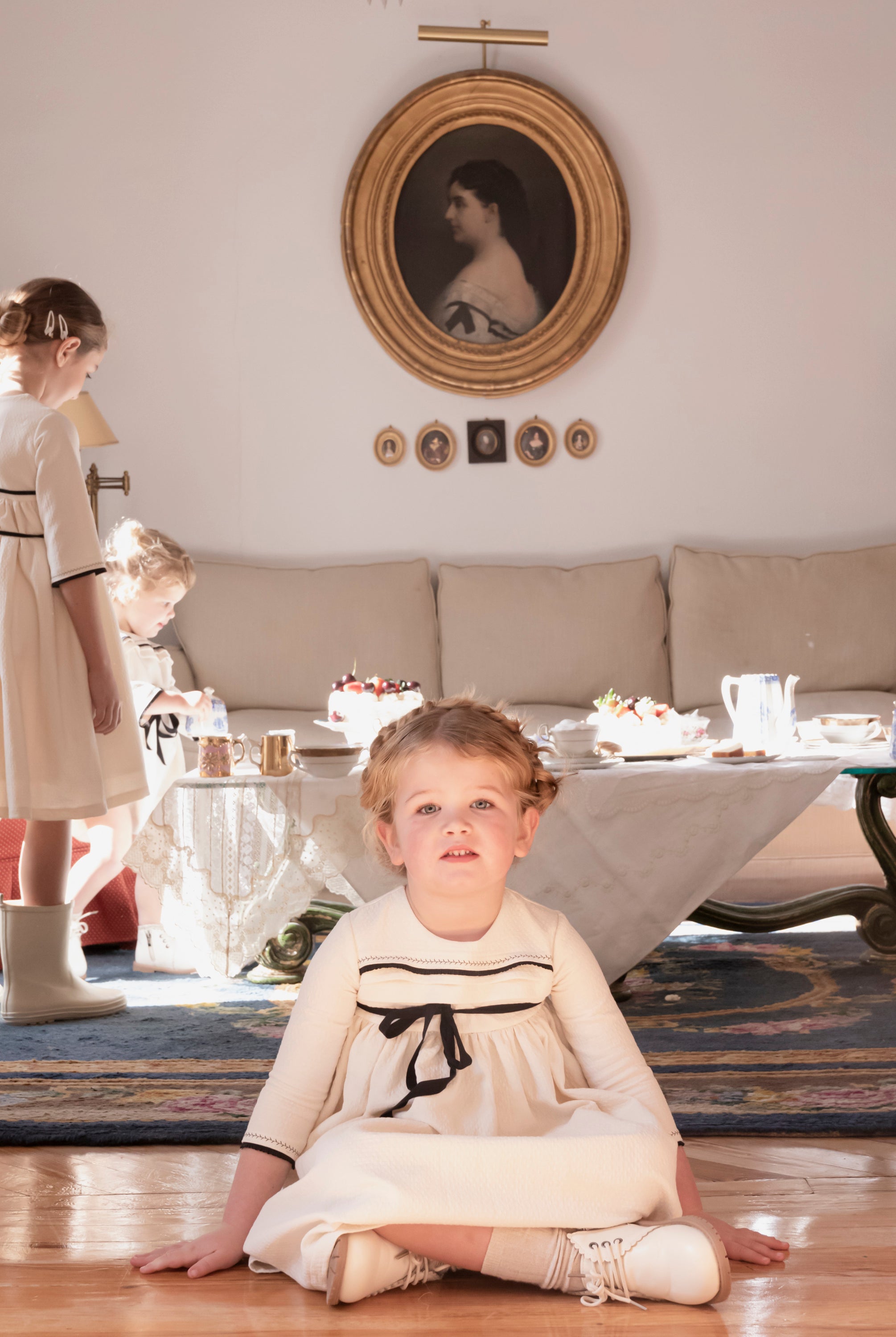 Vestido crcudo con detalles y lazo en negro Palais Cosmosophie.