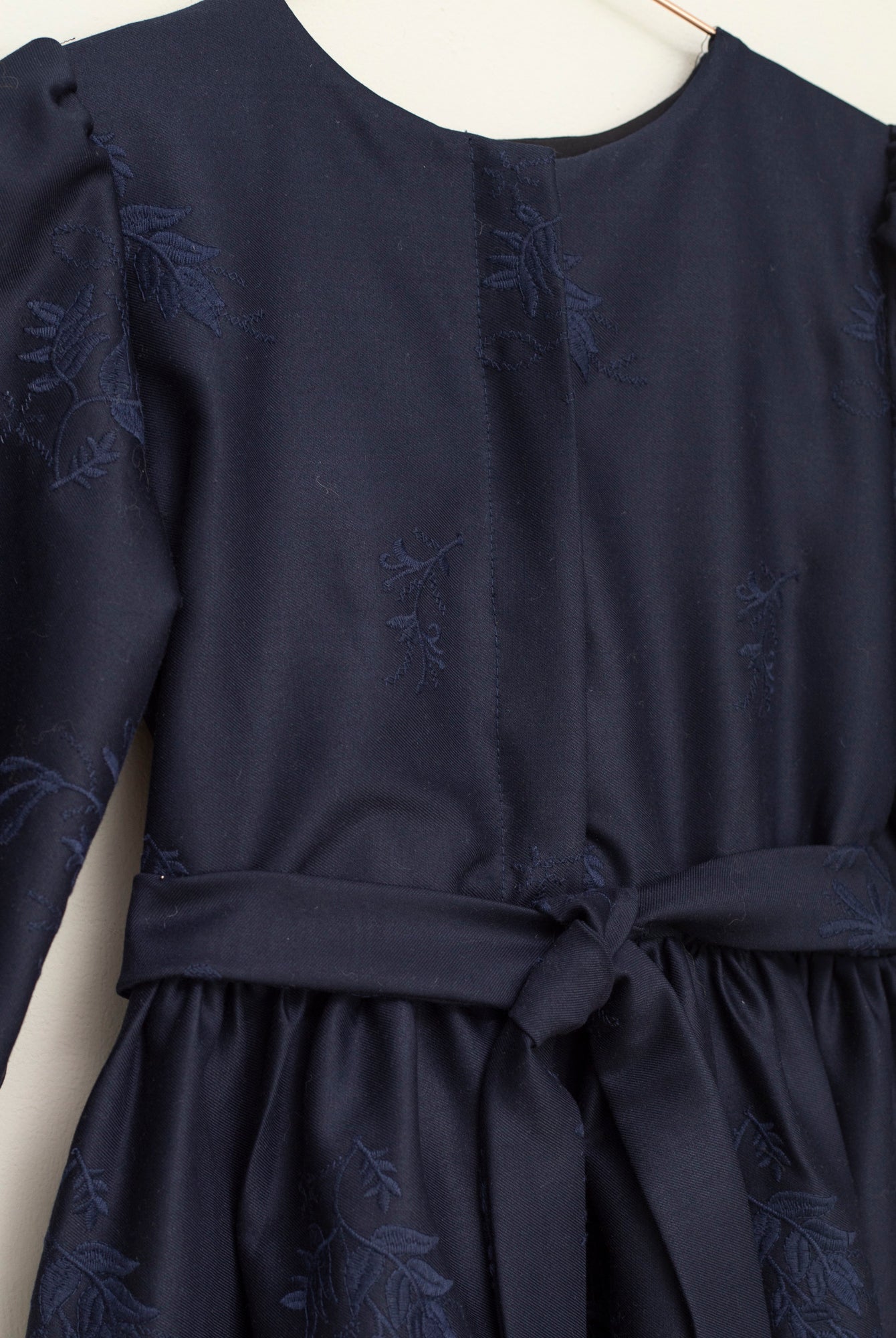 Vestido adolescente azul noche de lana bordada Cosmosophie