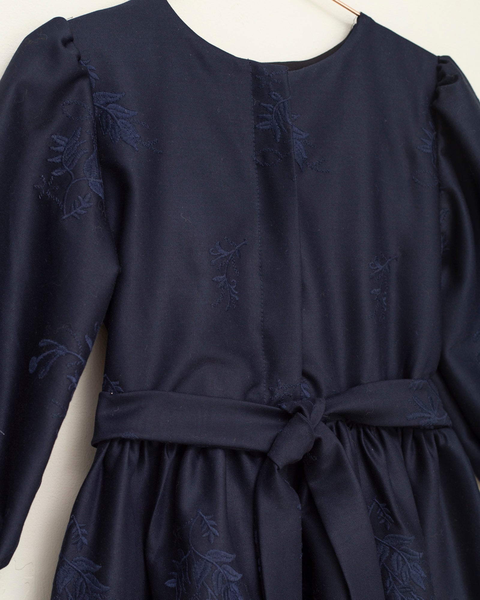 Vestido adolescente azul noche de lana bordada Cosmosophie