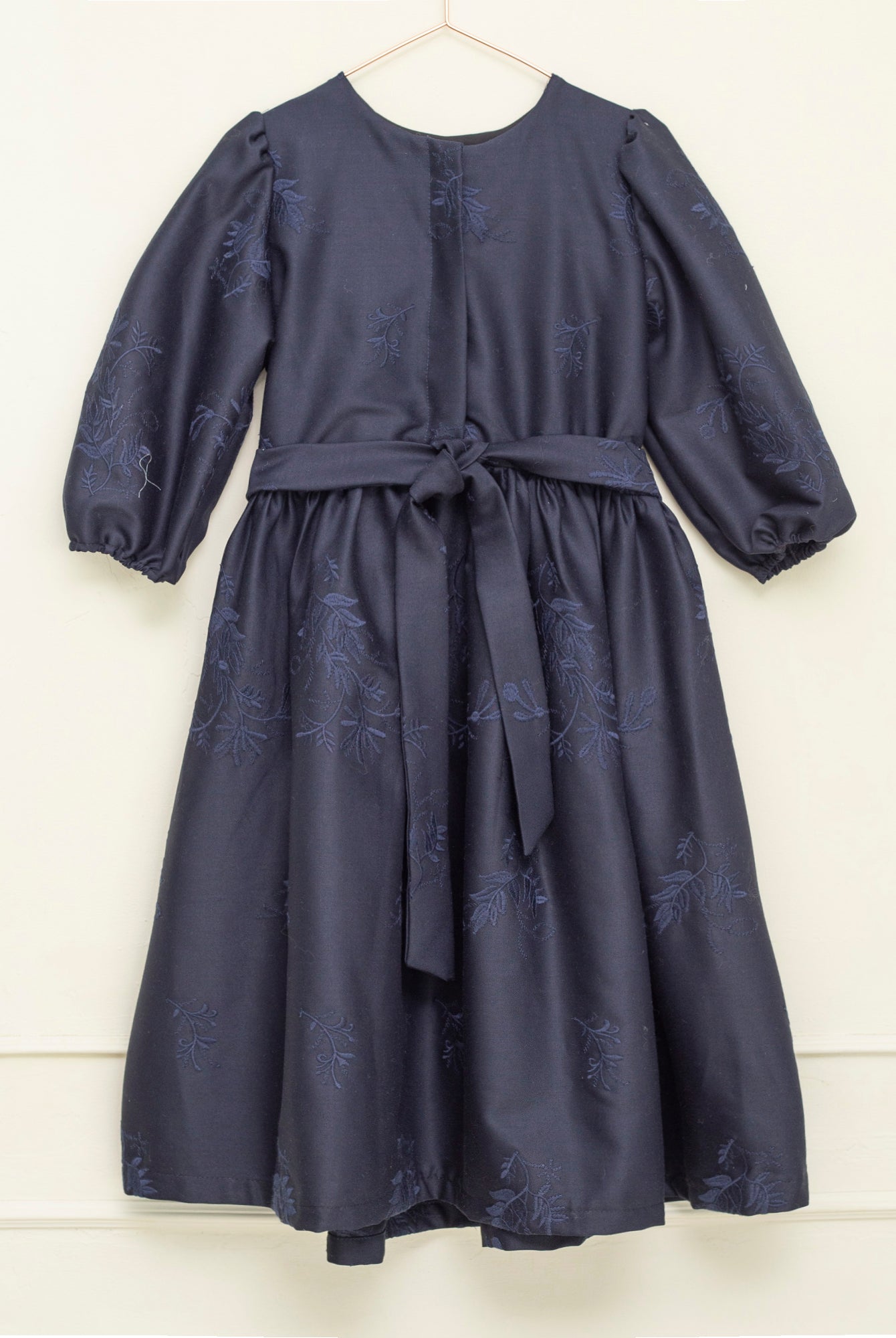 Vestido adolescente azul noche de lana bordada Cosmosophie