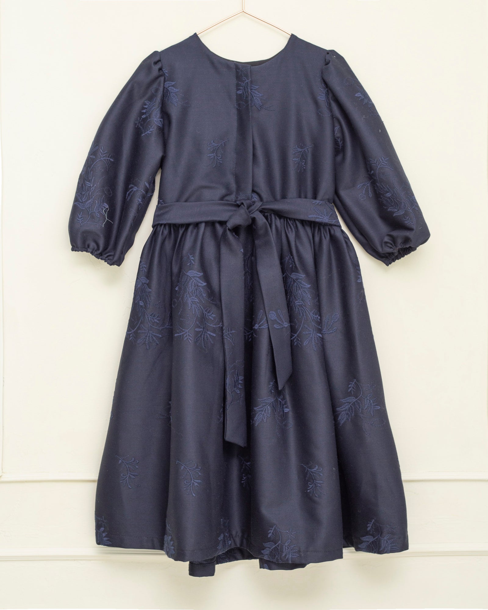 Vestido adolescente azul noche de lana bordada Cosmosophie