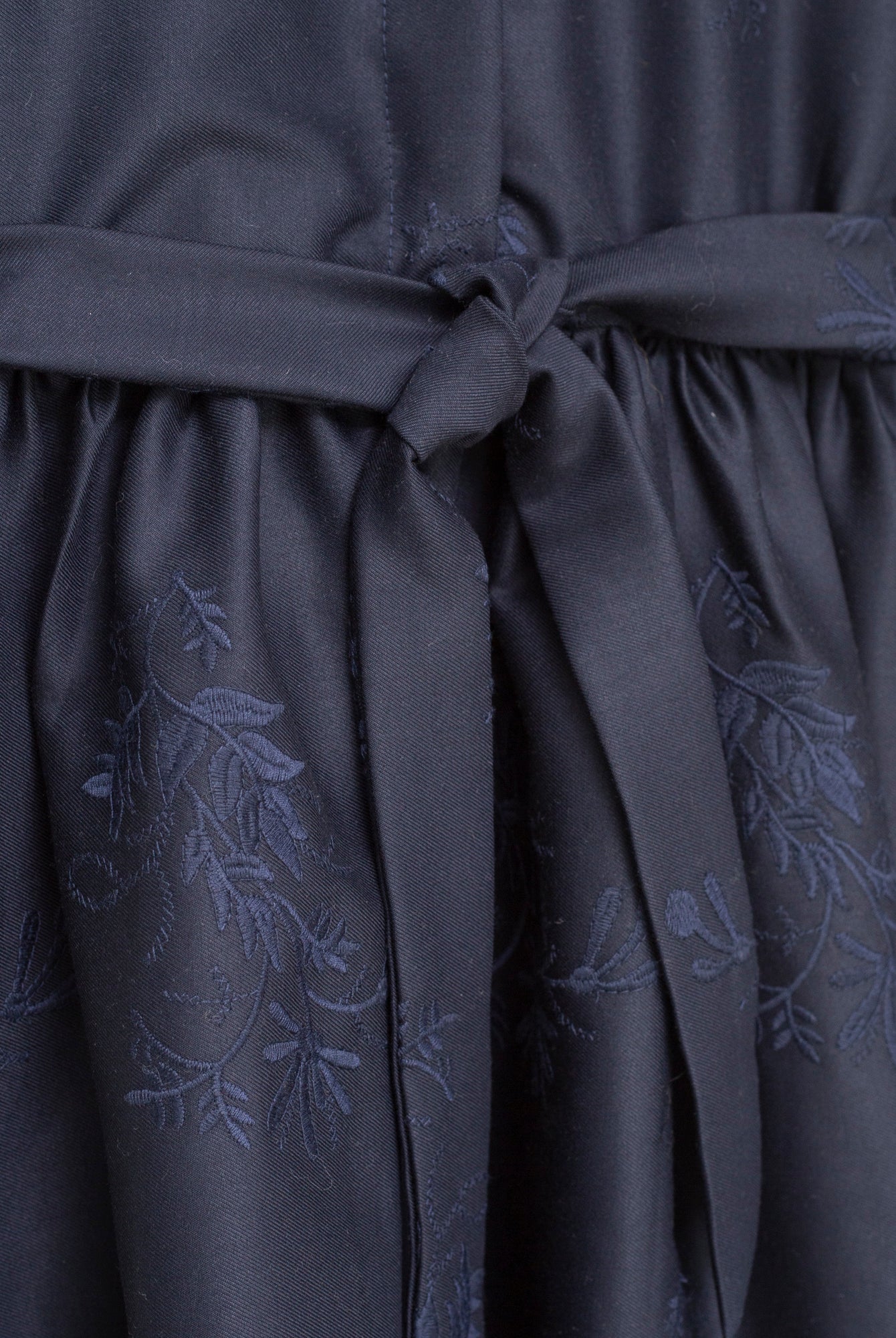 Vestido adolescente azul noche de lana bordada Cosmosophie