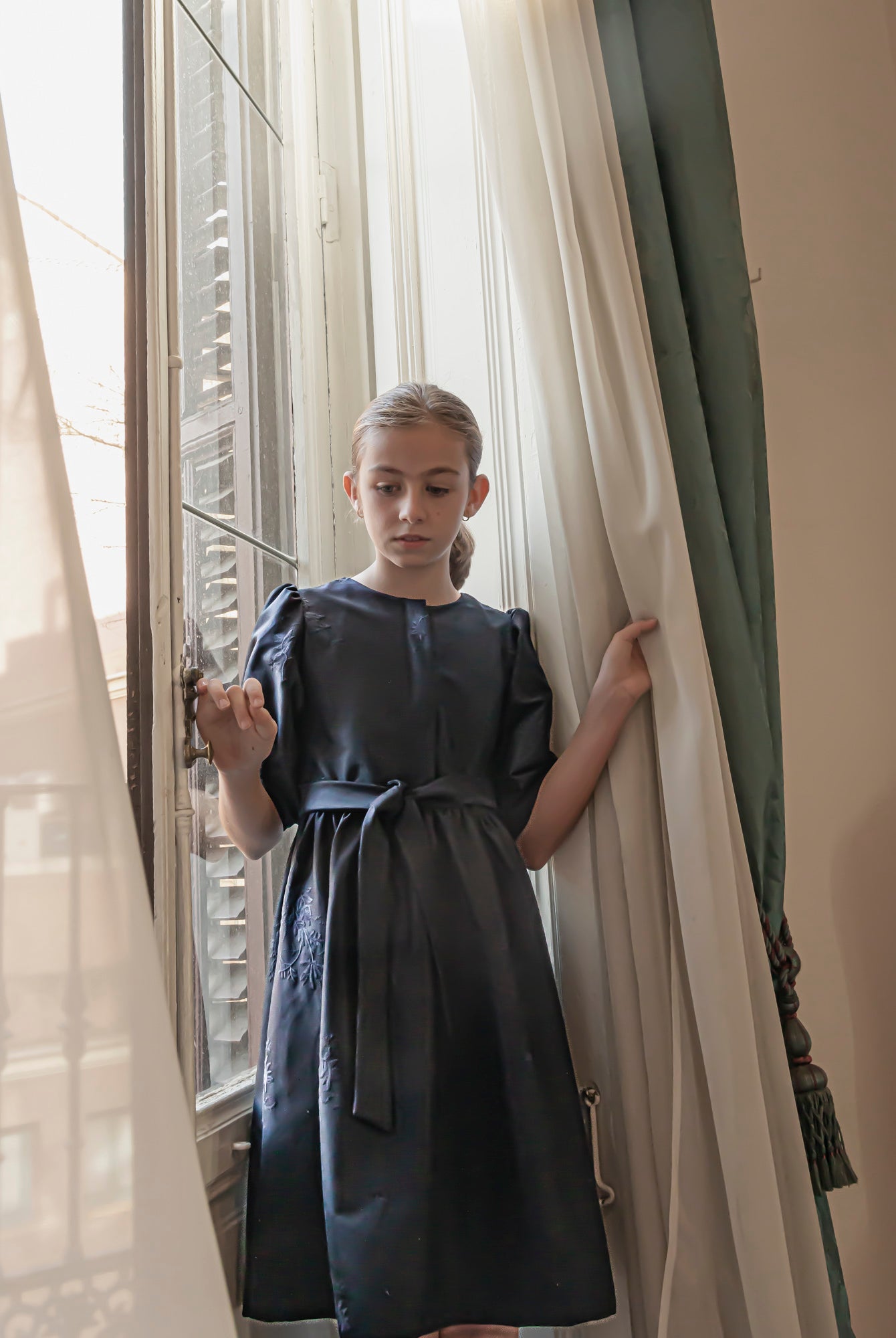 Vestido adolescente azul noche de lana bordada Cosmosophie