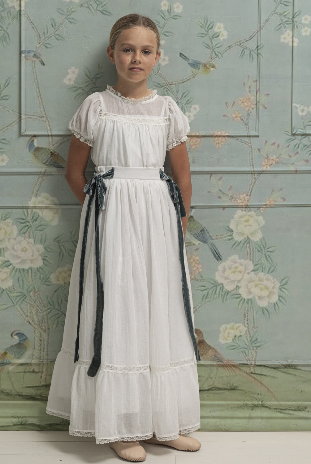 Conjunto de Primera Comunion de falda larga y blusa en blanco roto con encaje, Paola. Cosmosophie.