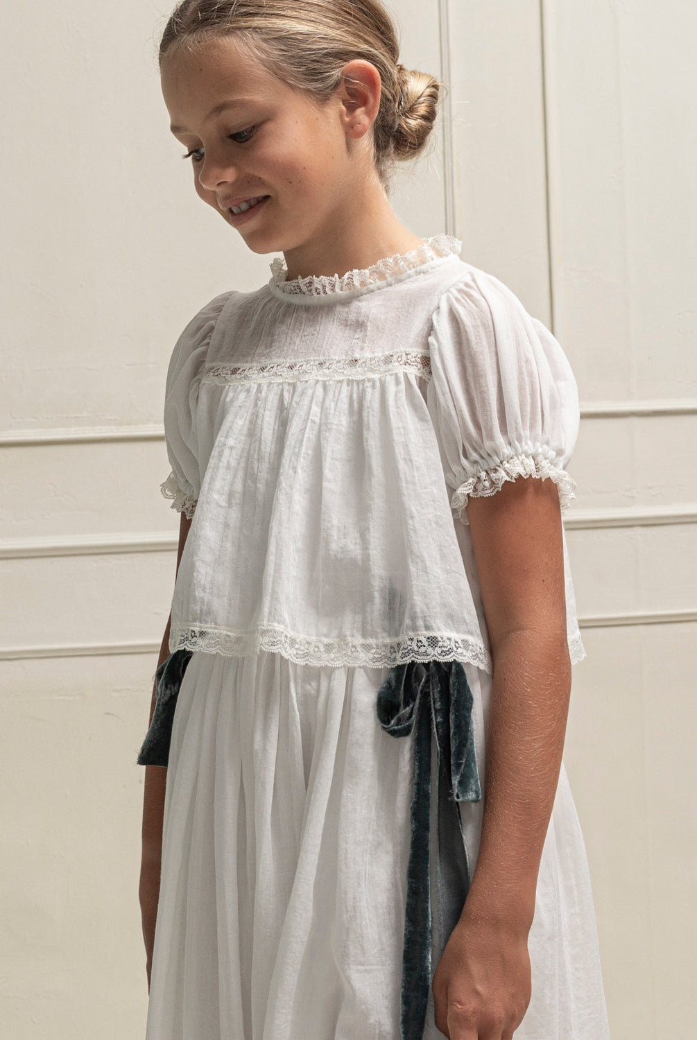 Conjunto de Primera Comunion de falda larga y blusa en blanco roto con encaje, Paola. Cosmosophie.