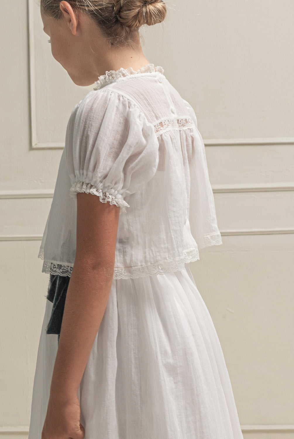 Conjunto de Primera Comunion de falda larga y blusa en blanco roto con encaje, Paola. Cosmosophie.