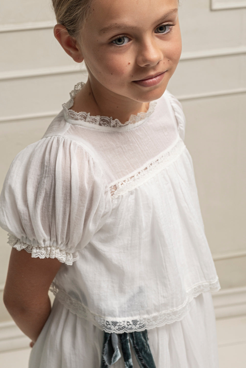 Conjunto de Primera Comunion de falda larga y blusa en blanco roto con encaje, Paola. Cosmosophie.