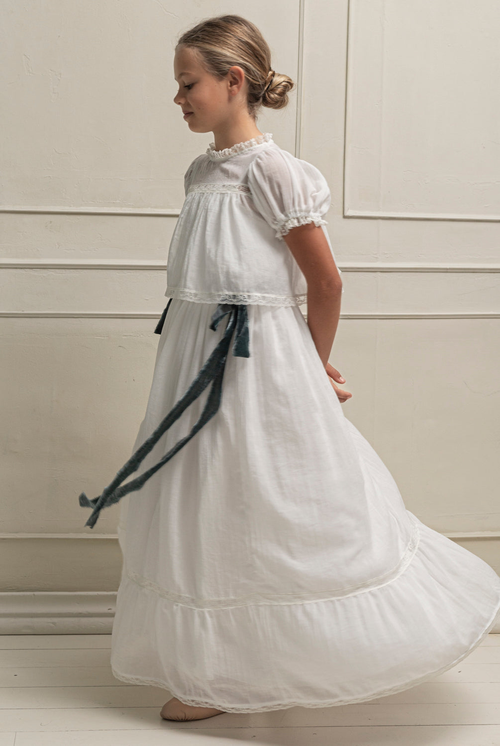 Conjunto de Primera Comunion de falda larga y blusa en blanco roto con encaje, Paola. Cosmosophie.