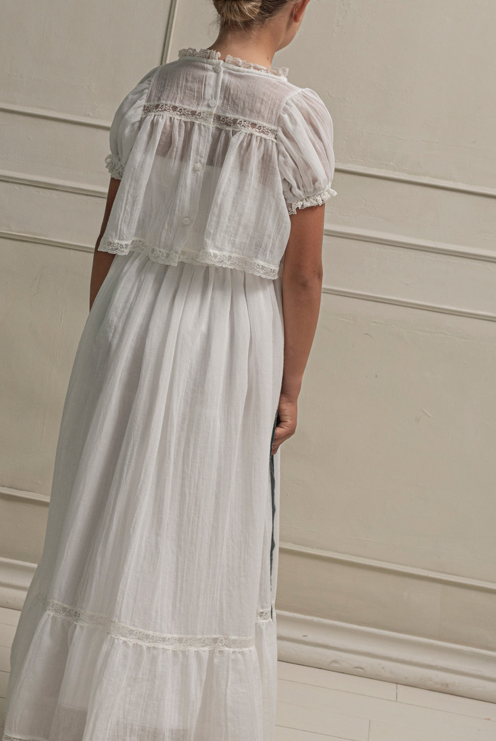 Conjunto de Primera Comunion de falda larga y blusa en blanco roto con encaje, Paola. Cosmosophie.