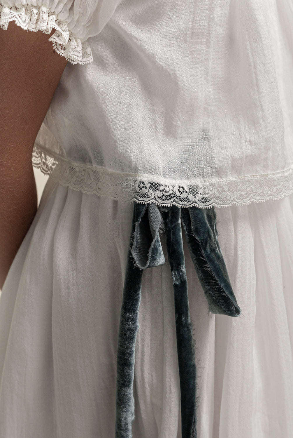 Conjunto de Primera Comunion de falda larga y blusa en blanco roto con encaje, Paola. Cosmosophie.