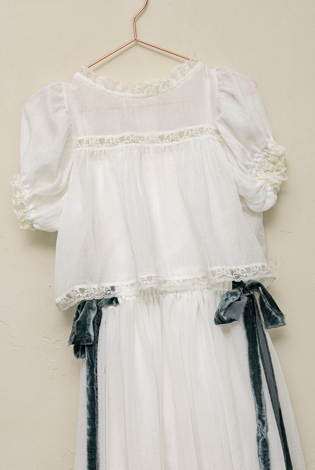 Conjunto de Primera Comunion de falda larga y blusa en blanco roto con encaje, Paola. Cosmosophie.