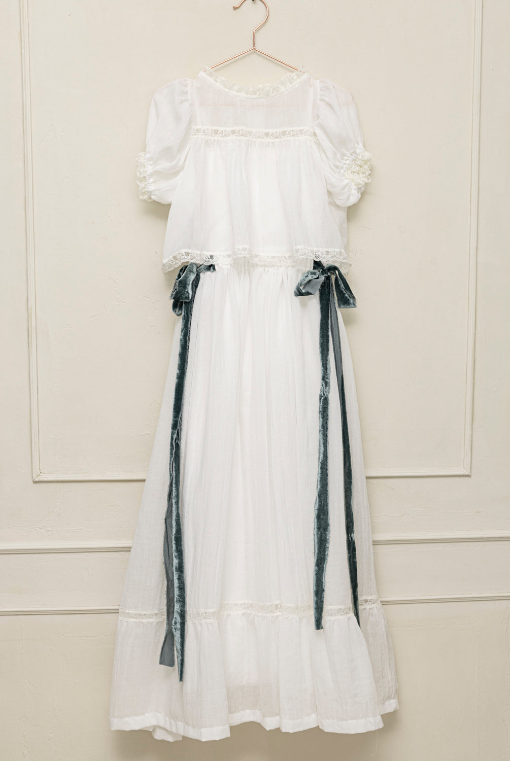 Conjunto de Primera Comunion de falda larga y blusa en blanco roto con encaje, Paola. Cosmosophie.