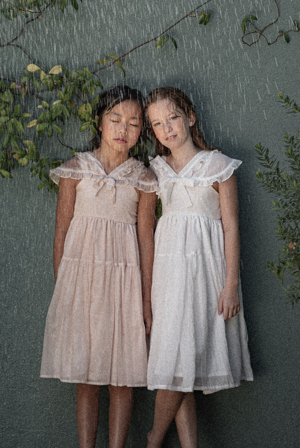 Vestido de tirantes largo con capita y volantes Cosmosophie