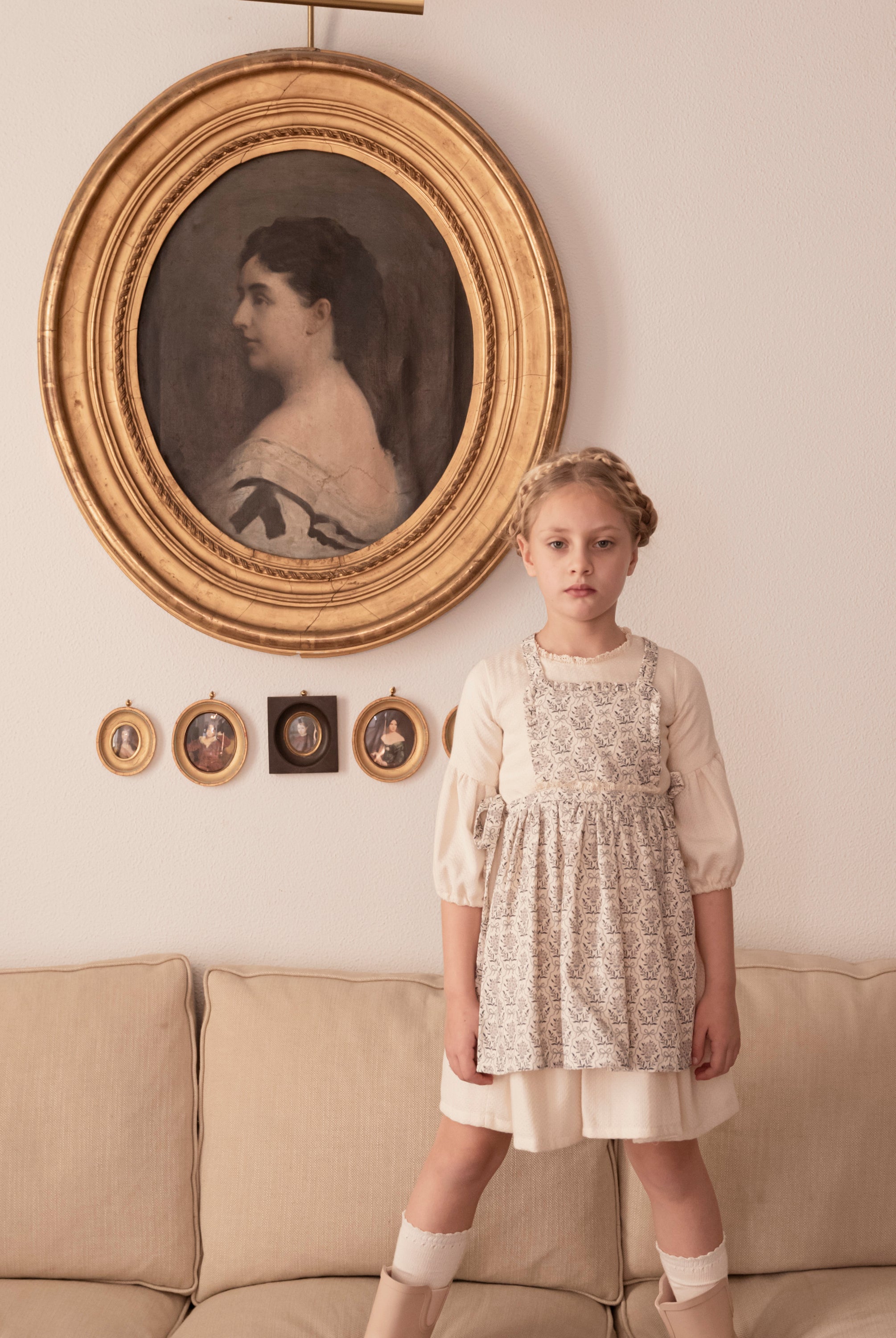 Vestido beige con delantal de flores en azul y gris de Cosmosophie