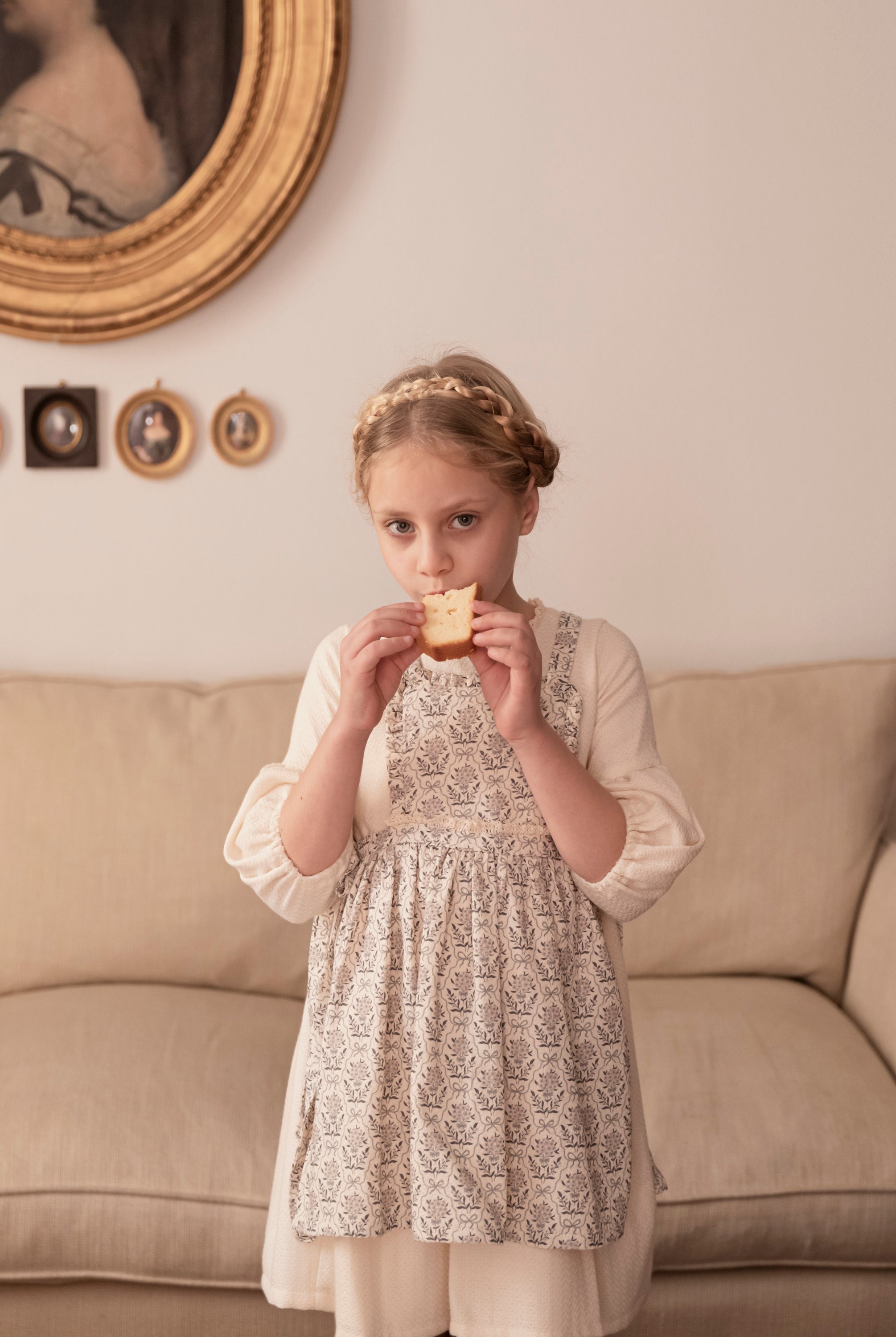 Vestido beige con delantal de flores en azul y gris de Cosmosophie