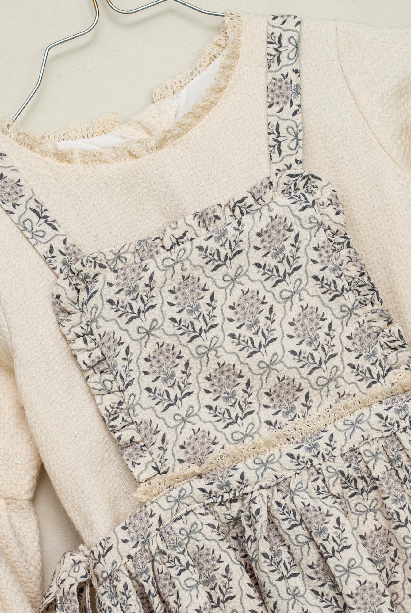 Vestido beige con delantal de flores en azul y gris de Cosmosophie