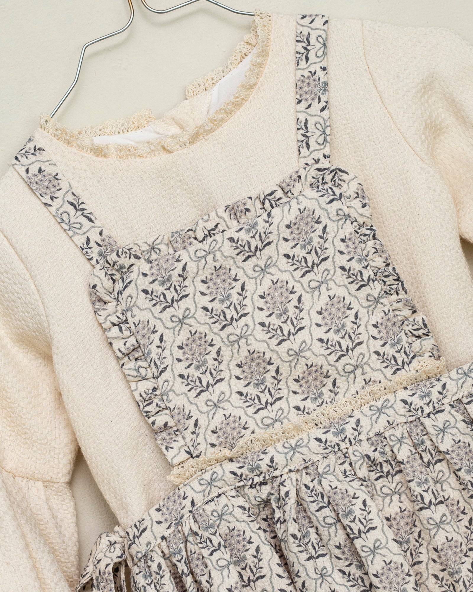 Vestido beige con delantal de flores en azul y gris de Cosmosophie