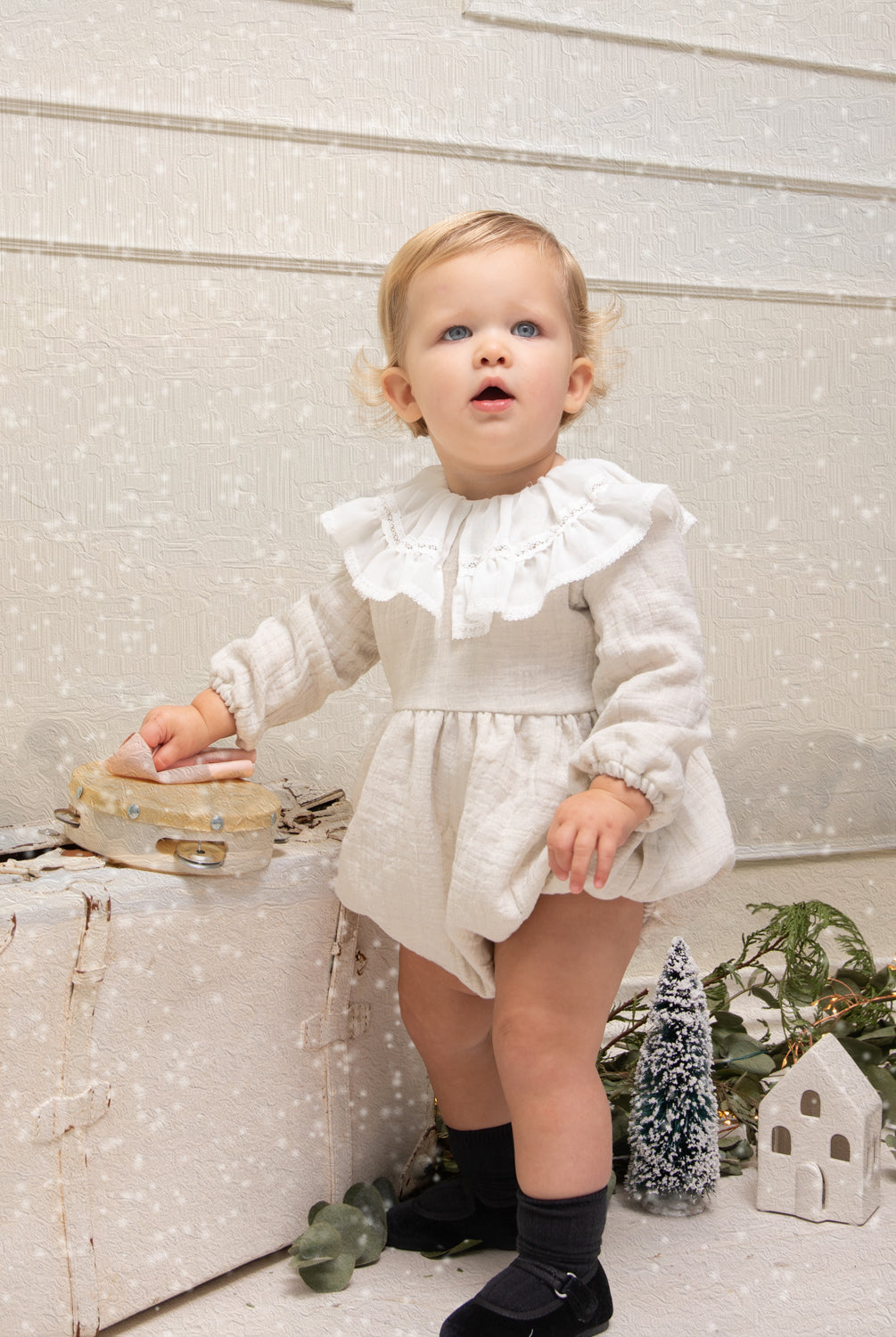 Ranita elegante bebe en gris cuello volante con encaje de Cosmosophie