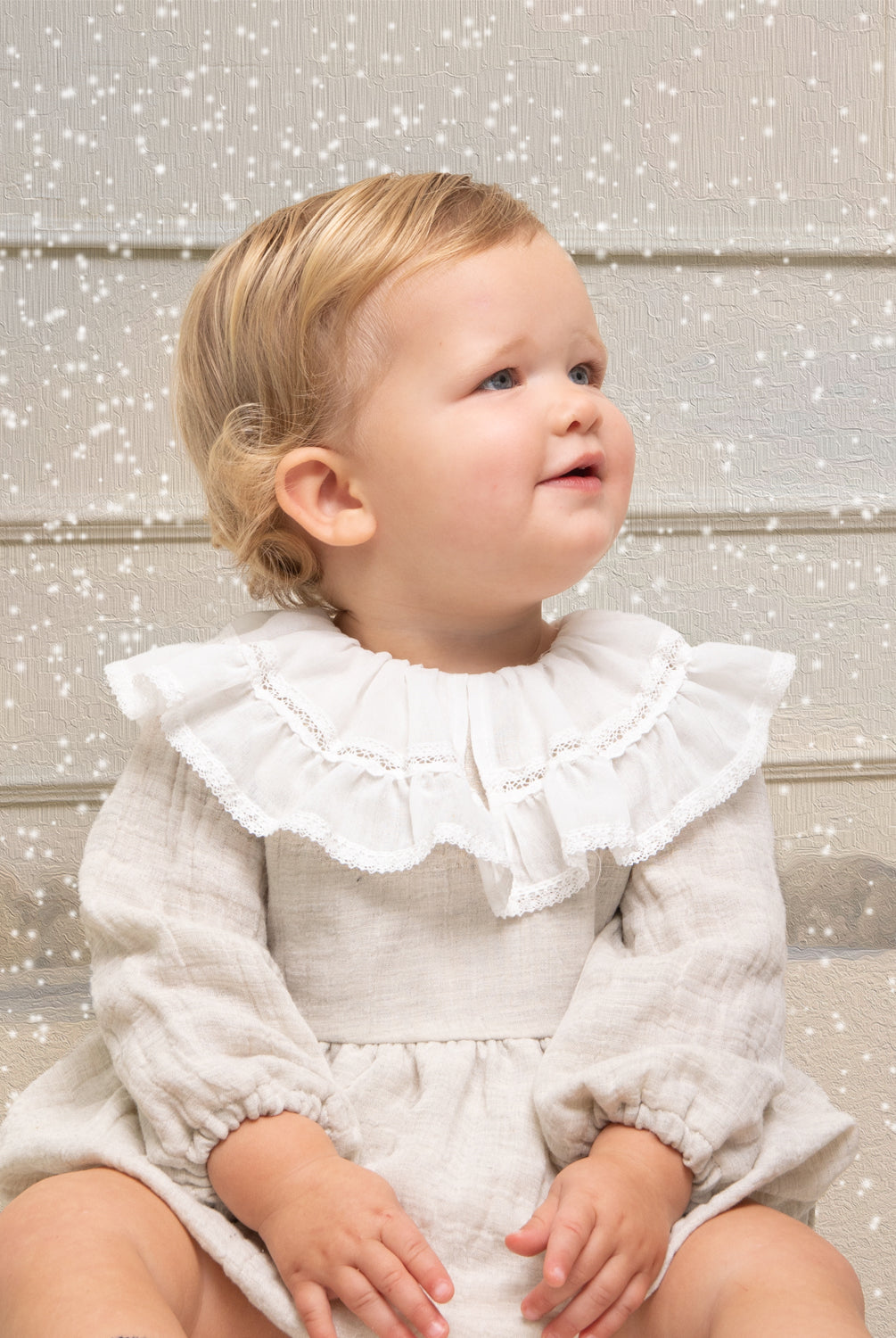 Ranita elegante bebe en gris cuello volante con encaje de Cosmosophie