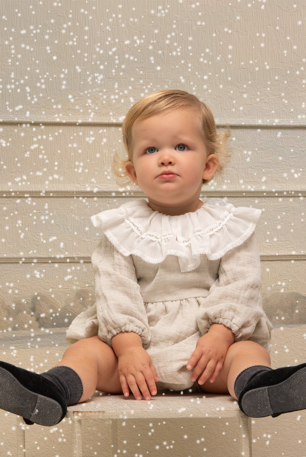 Ranita elegante bebe en gris cuello volante con encaje de Cosmosophie