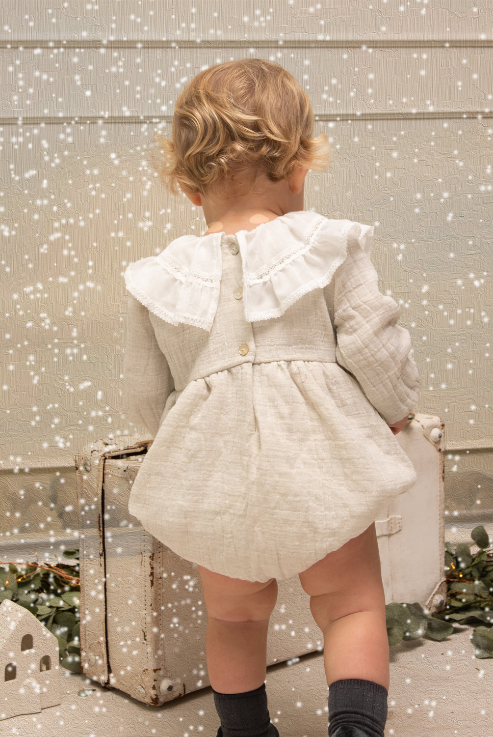 Ranita elegante bebe en gris cuello volante con encaje de Cosmosophie