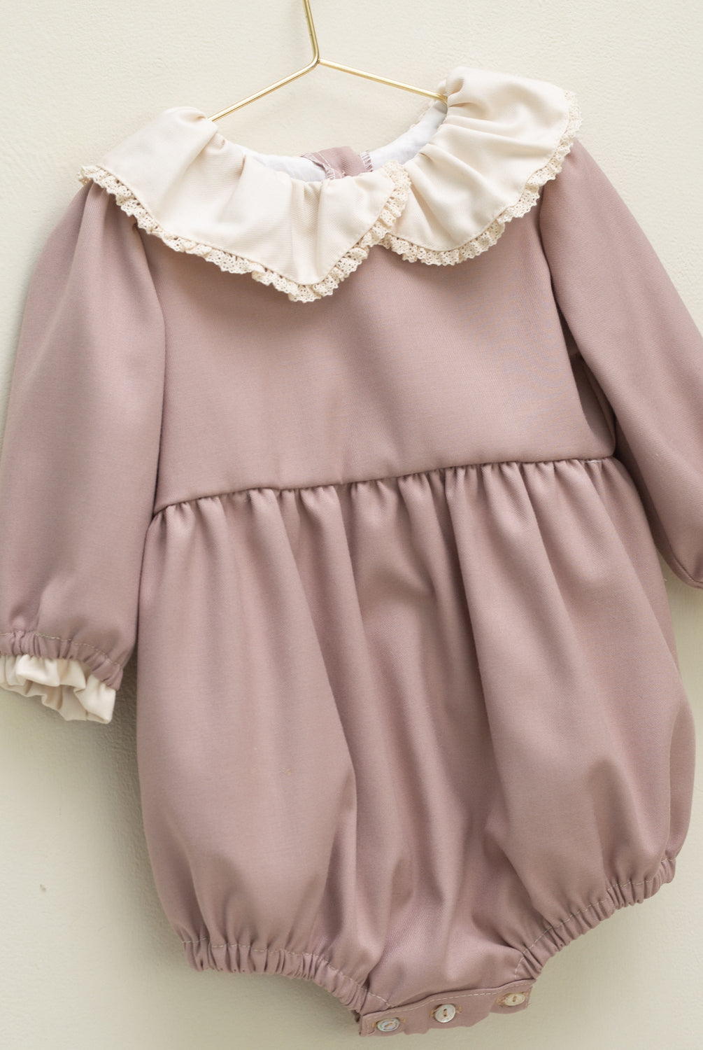 Ranita rosa y beige con puntilla de Cosmosophie