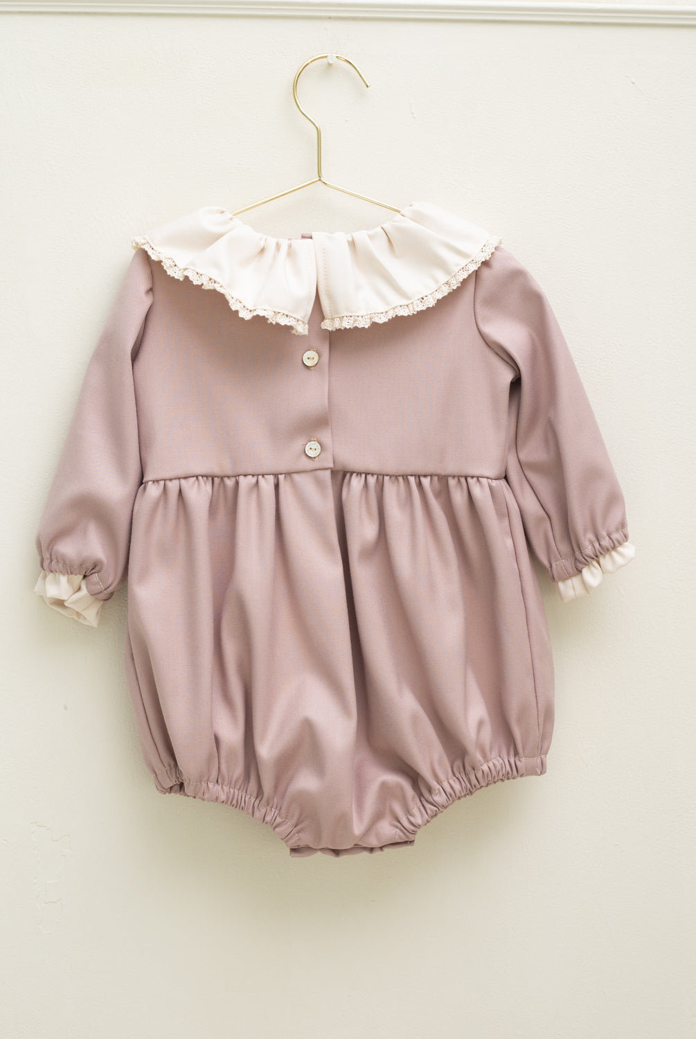 Ranita rosa y beige con puntilla de Cosmosophie