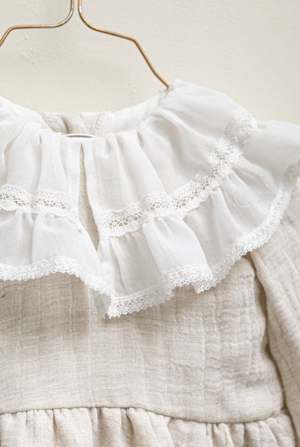 Ranita elegante bebe en gris cuello volante con encaje de Cosmosophie